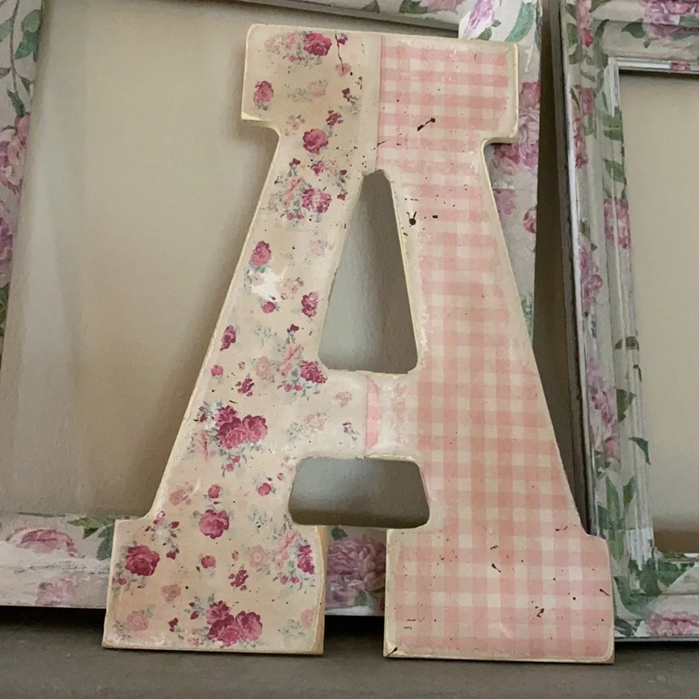Vintage inspired 2 pink wooden floral frames 🖼 & wooden floral “A”